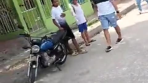Hombre intentó agredir a policías en Barranquilla