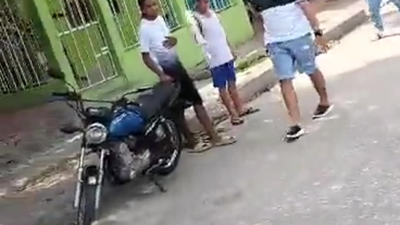 Hombre intentó agredir a policías en Barranquilla