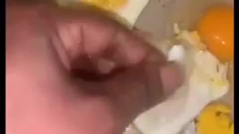 Eggs are made of plastic !!?? Be careful guys!!!