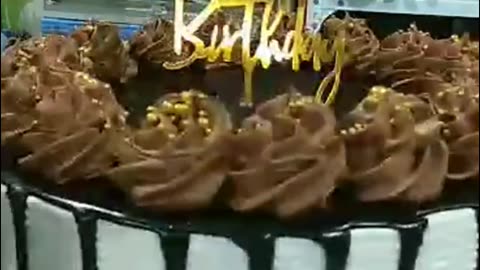 Watch a Cake Decorated in Less Than a Minute!!!