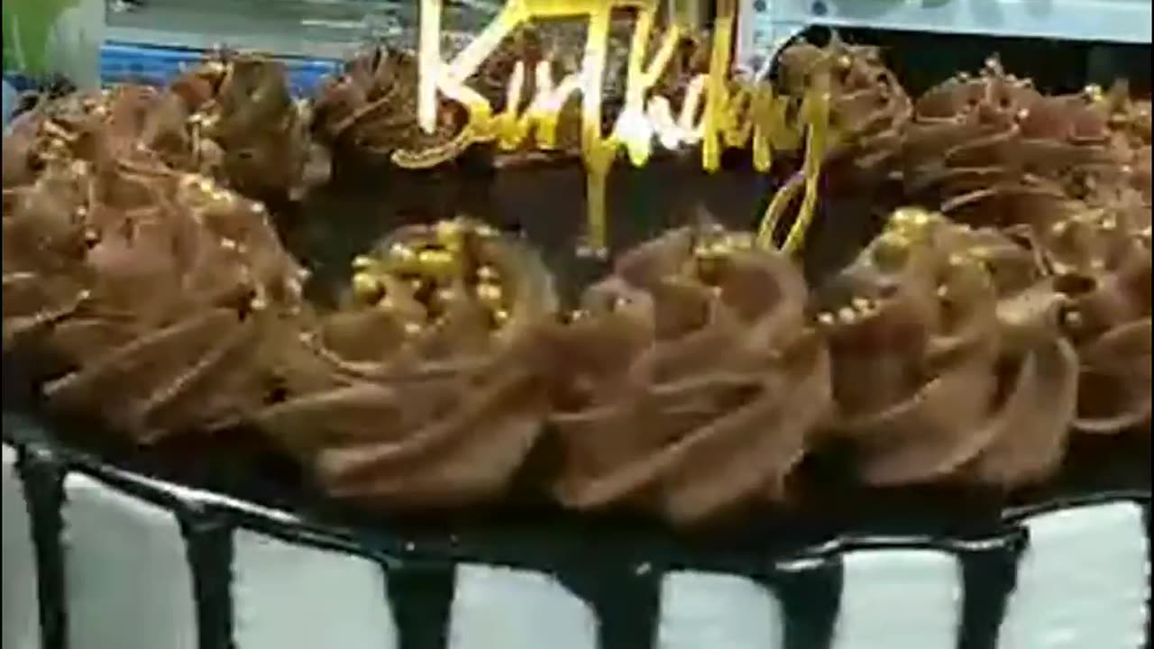 Watch a Cake Decorated in Less Than a Minute!!!