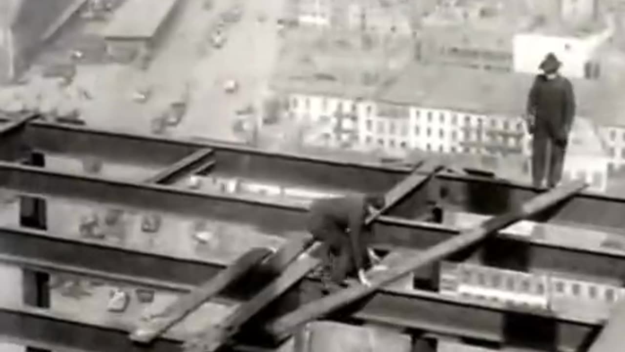 Footage of New York City NYC from 1925 is quite incredible. Zero safety equipment but still happy to give a wave 🇺🇸