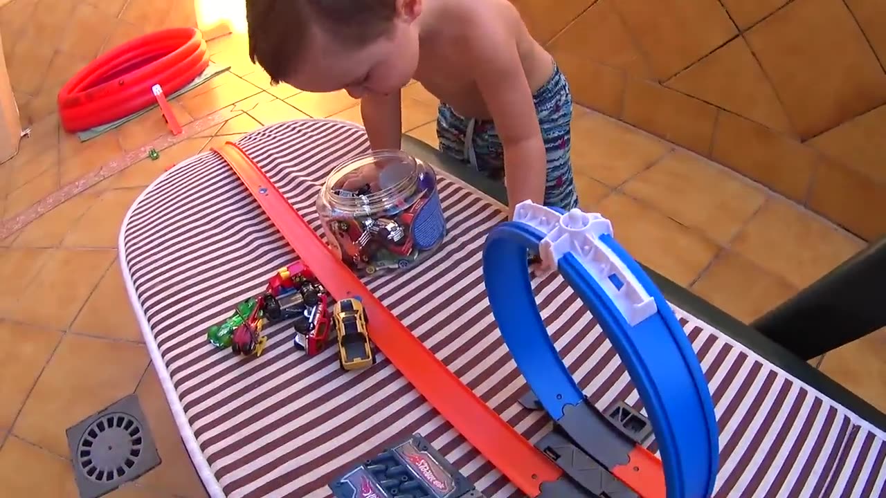 HOT WHEELS NA PISCINA DE GELLI BAFF!! Corrida de Carros Hotwheels Gelli Baff Pool Race Cars 🚙 🚗