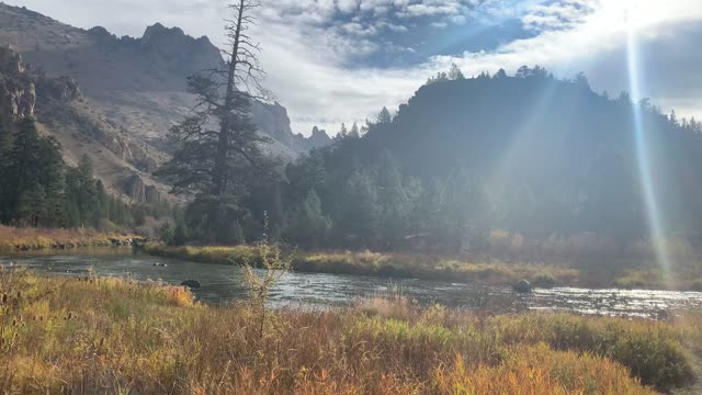 Central Oregon – Smith Rock State Park – Hiking to Shoreline of River Valley – 4K