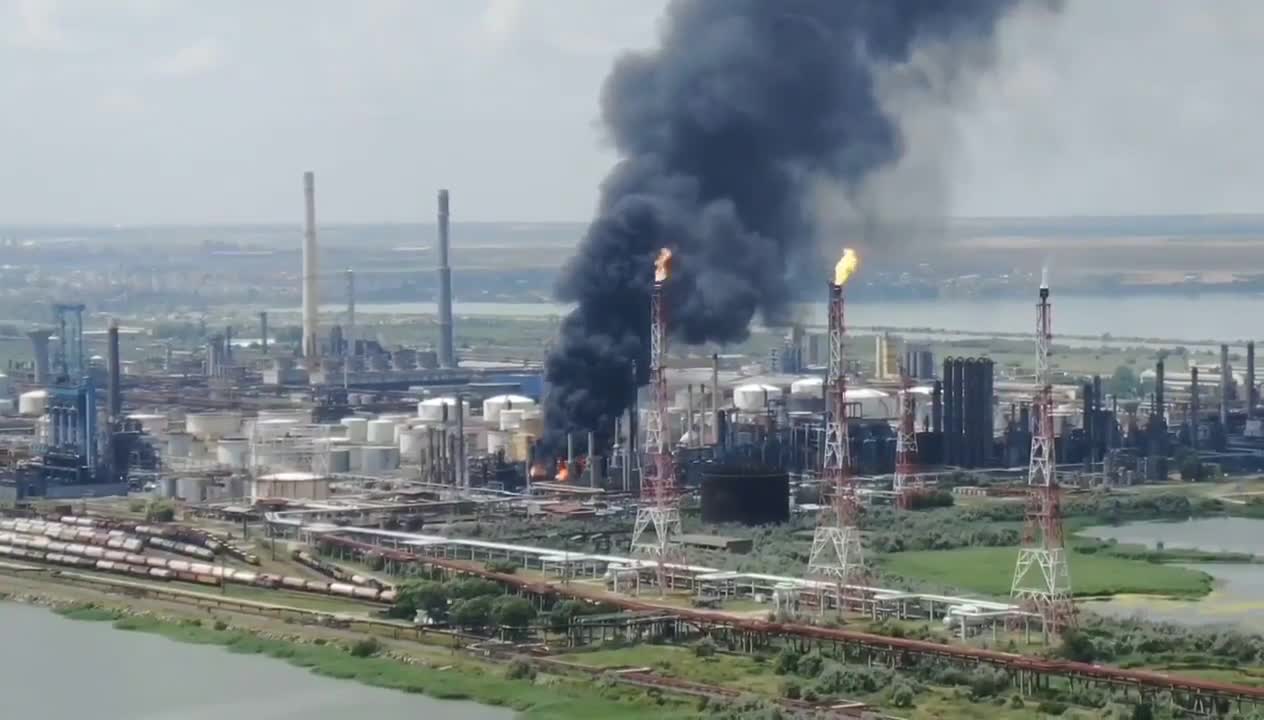 Explosion at Petromidia Oil refinery in Constanta Romania (Breaking News)