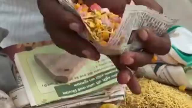 serving street food in india 😱😱