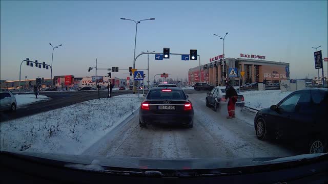 Good Samaritan Helps Driver Stuck In Snow At Stoplight