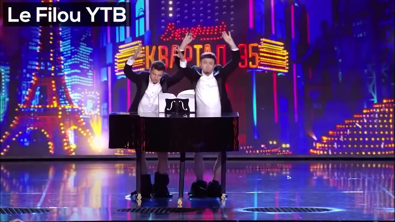 the président ukrainien Plays the piano with his zizi