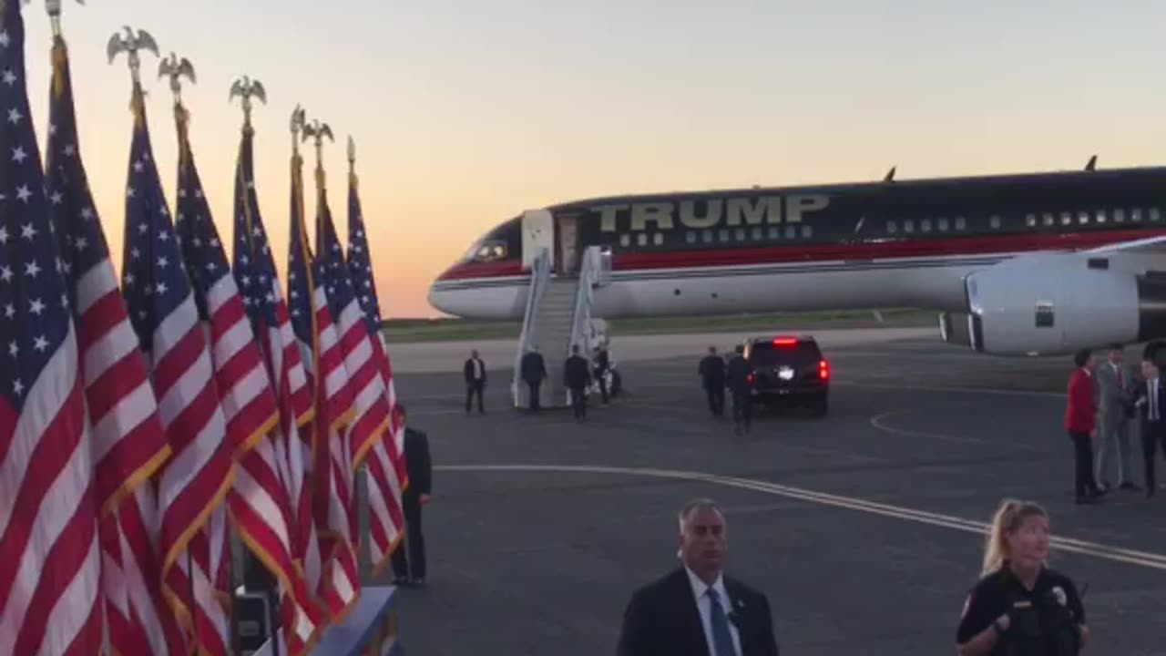 Trump 3-25-23 Waco rally-Trump boarding plane and waving goodbye