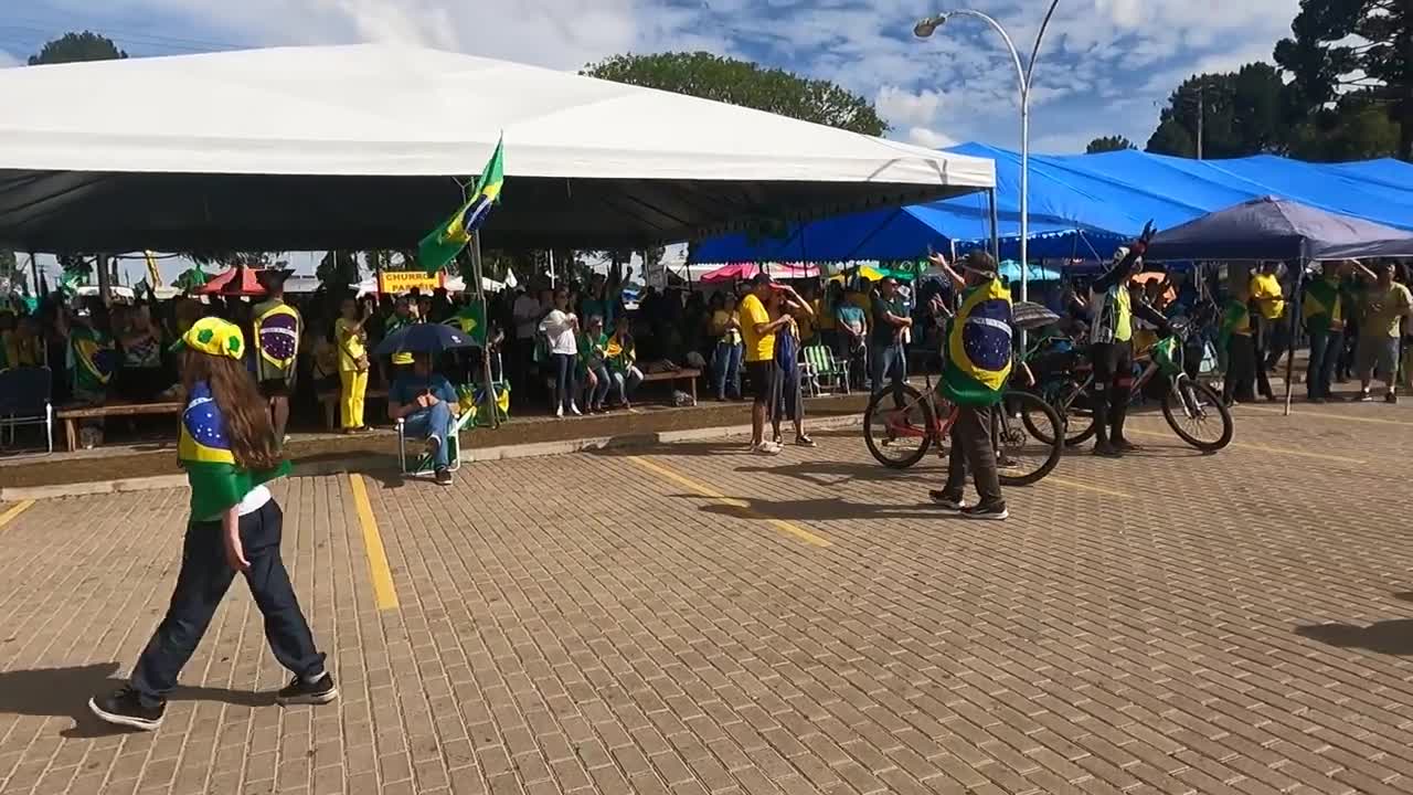 Hallelujah sendo tocado no Saxofone na Manifestação em Curitiba como símbolo de o FIM está próximo