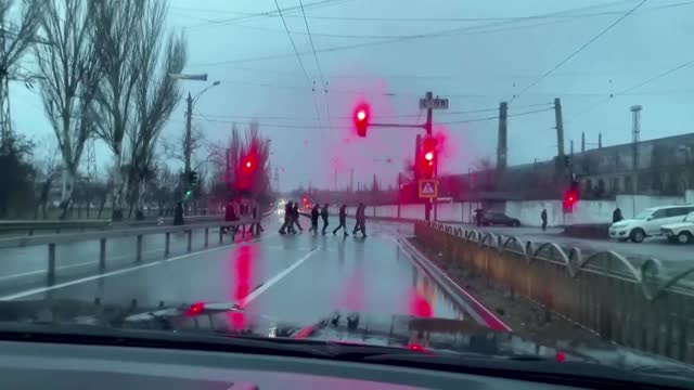 Ukrainian soldiers seen taking up position in Mariupol