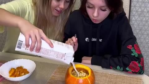 Pumpkin plate 🎃 Lifehack for those who don’t have dishes at home