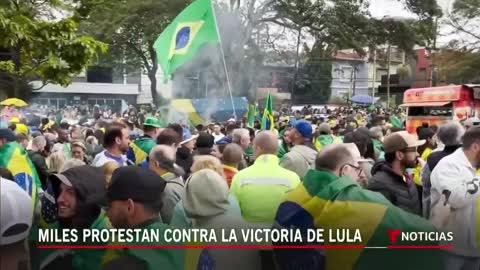 Persisten las protestas por derrota de Bolsonaro en Brasil | Noticias Telemundo