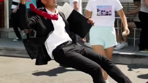 Street Performer Defies the Laws of Physics in this Amazing Performance_2