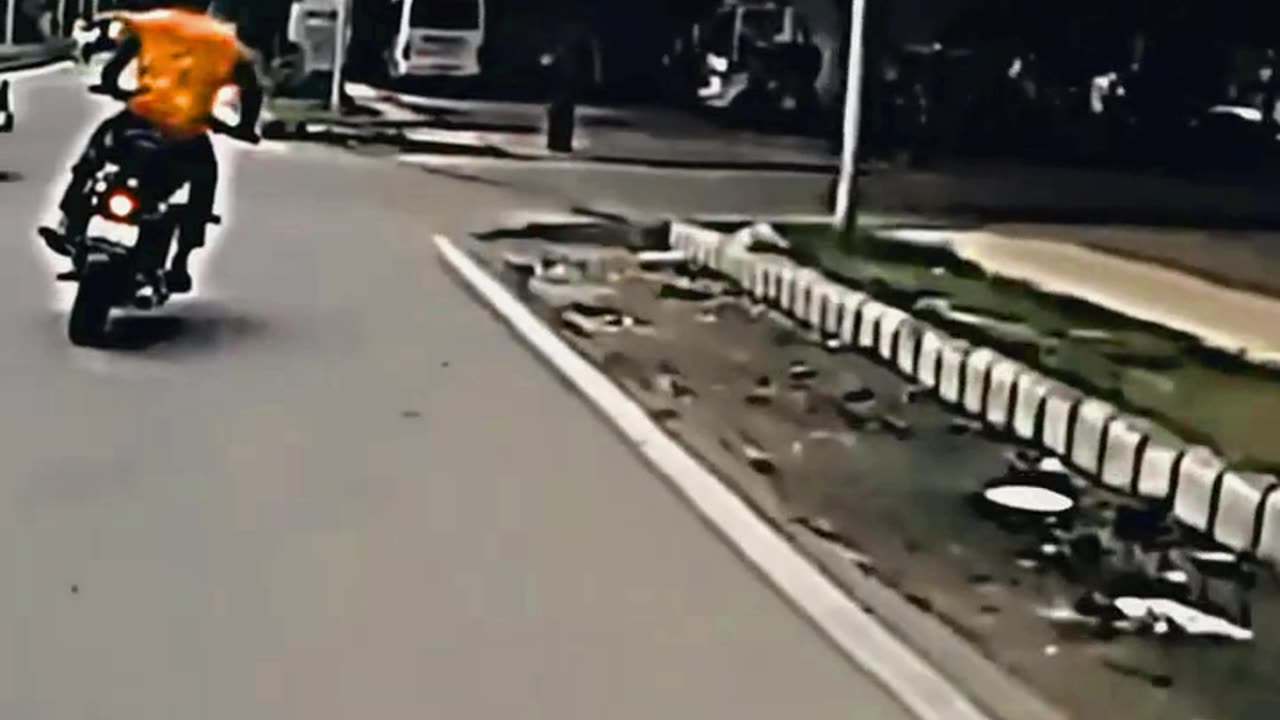 almost crash 😠#bullet #bike #rider #oto #shorts #youtubeshorts #ktm #crash