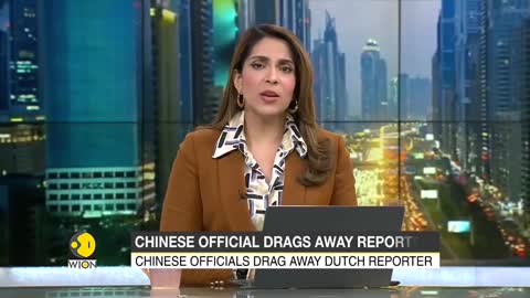 Chinese officials drag away Dutch reporter as Winter Olympics are underway in Beijing | English News