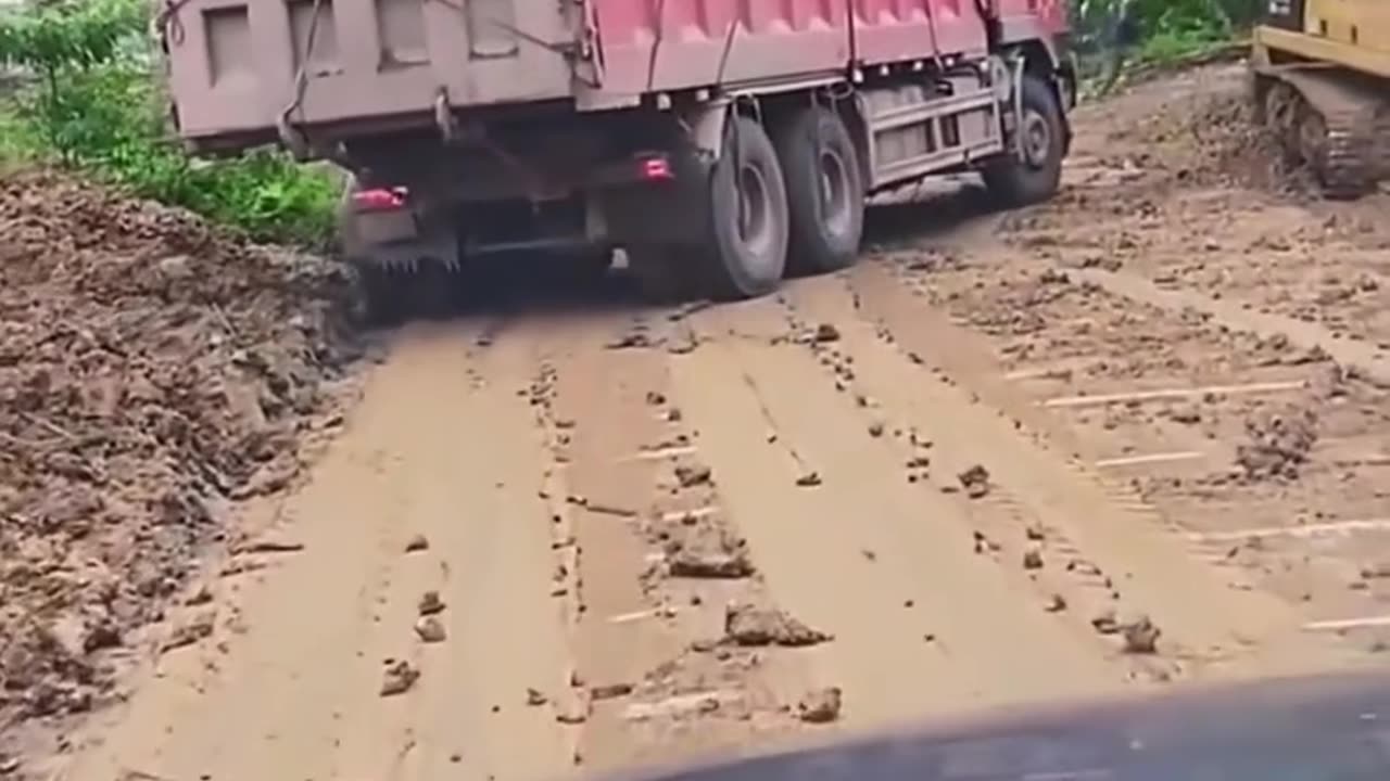 Wait for end 😬 #trucks #truckdriver #ihavenothingchallenge #ihaveadream #reelsviralシ #reelsfbシ #reelsvideotrending #facebookreels #bridgeview #accident #trains #ship