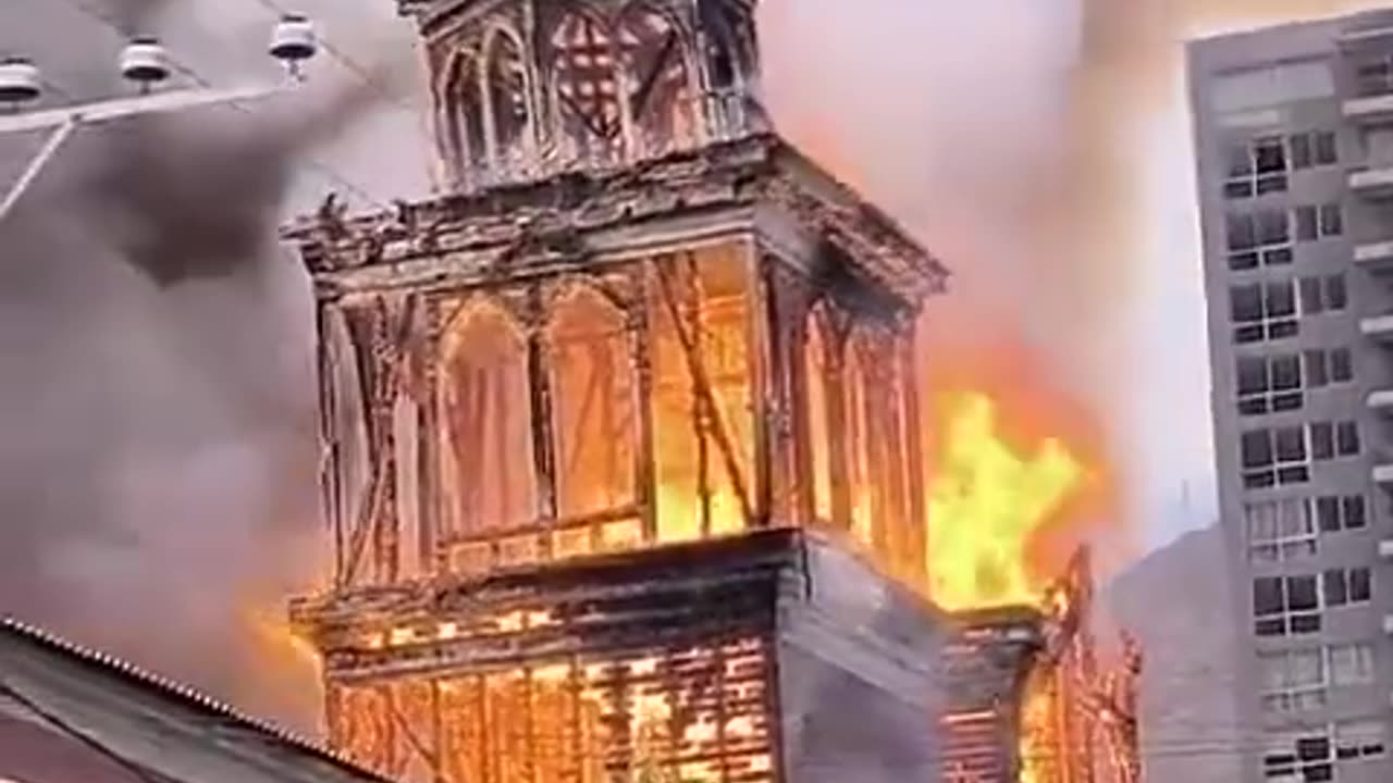 Feuer die historische Kirche von San Francisco in Iquique an Chiles Nordküste