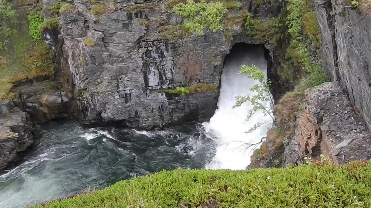 [HD] beautiful waterfall makes us calm.