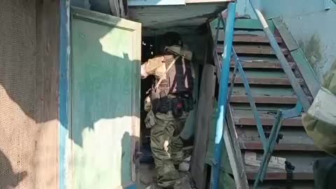Ukraine War - Russian military knock out the Azov people from their holes