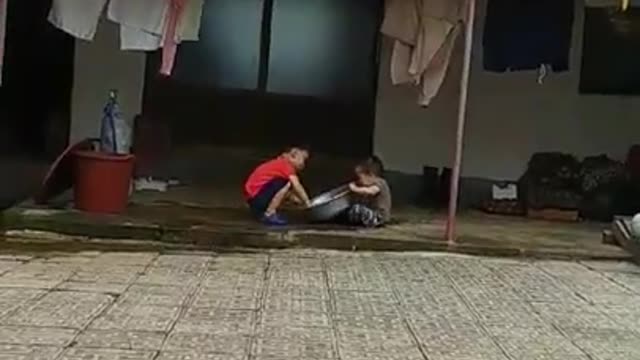 Cute children's fight, so cute!^^