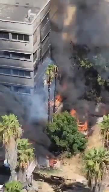 A huge fire in Tel Aviv expands and devours cars 🔥