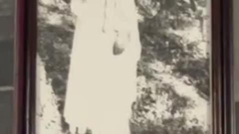 Biroul meu cu poze de familie, imagini cu mari duhovnici români și icoane