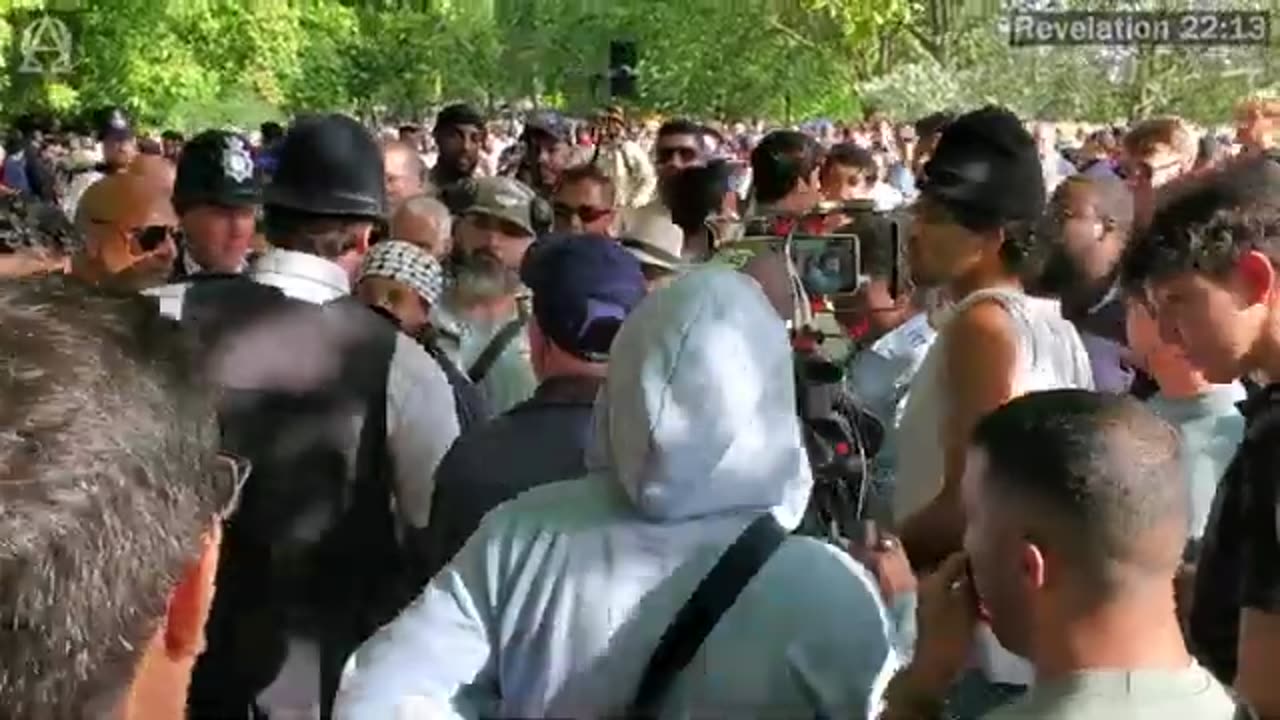 Speakers Corner - Scraps (Siraj) and Muslims Getting Told Off and Taken Away By