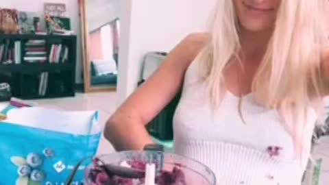 Oh blonde, what are you doing??