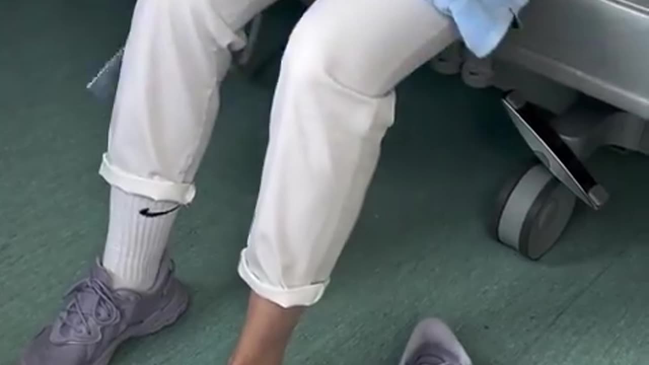 CHECK THIS OUT‼️A Hack For Those Who Can’t Reach Feet To Put On 🧦