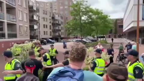 Polizisten prügeln auf Bauern in Almelo ein, Vor den Augen ihrer Kinder