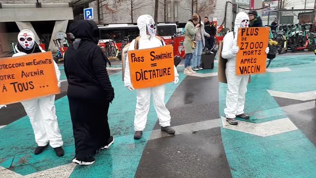 Les Masques BLancs Lyon Action Pancartes Métro et Rue le samedi 4 décembre 2021