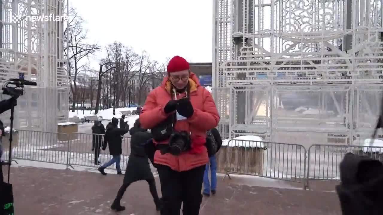 Police arrest Moscow protesters calling for release of Alexei Navalny