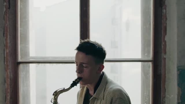 Relieve stress：A man playing the saxophone