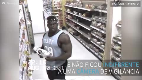 Fisiculturista sensualiza para câmera de supermercado