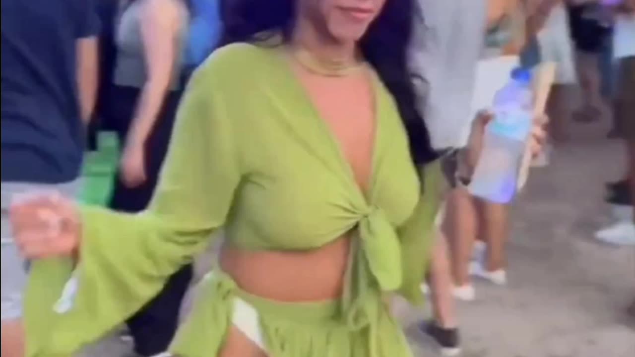 Beautiful girl dance in public (1080p) ❤️🩰