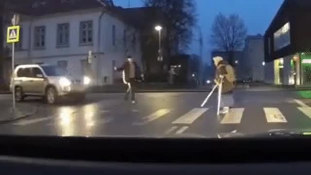 A Man Successfully Saves The Life Of The Old Woman When Going Crossing, See The Incident!