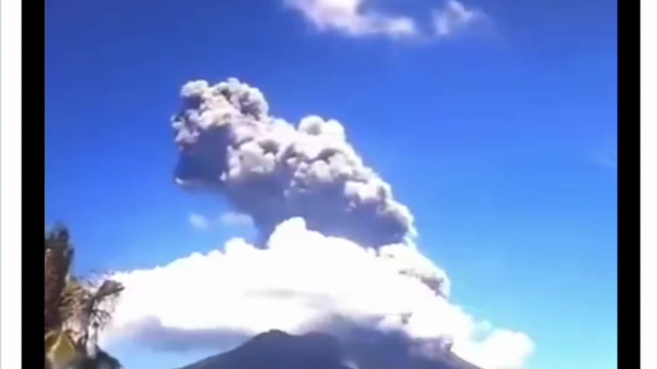 Mount Sakurajima in Japan Erupts, Sending Smoke High Into the Sky