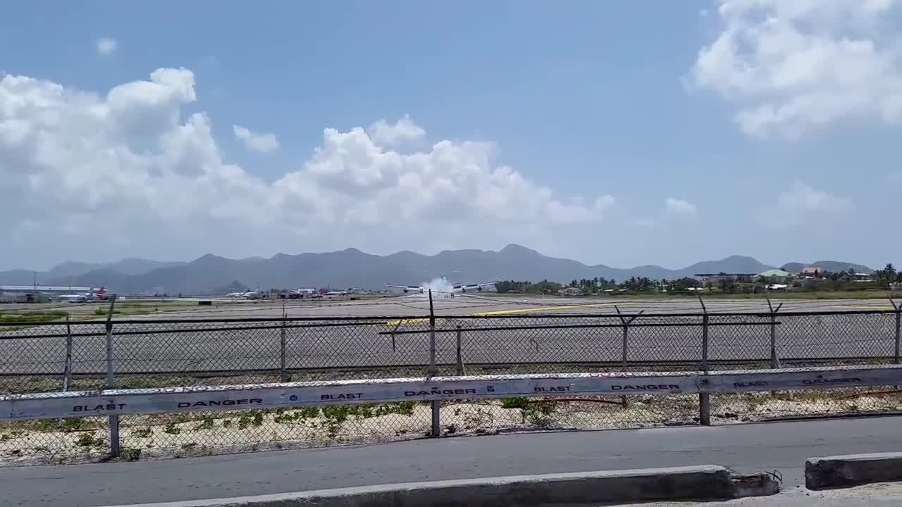 747 landing overhead in St. Martin