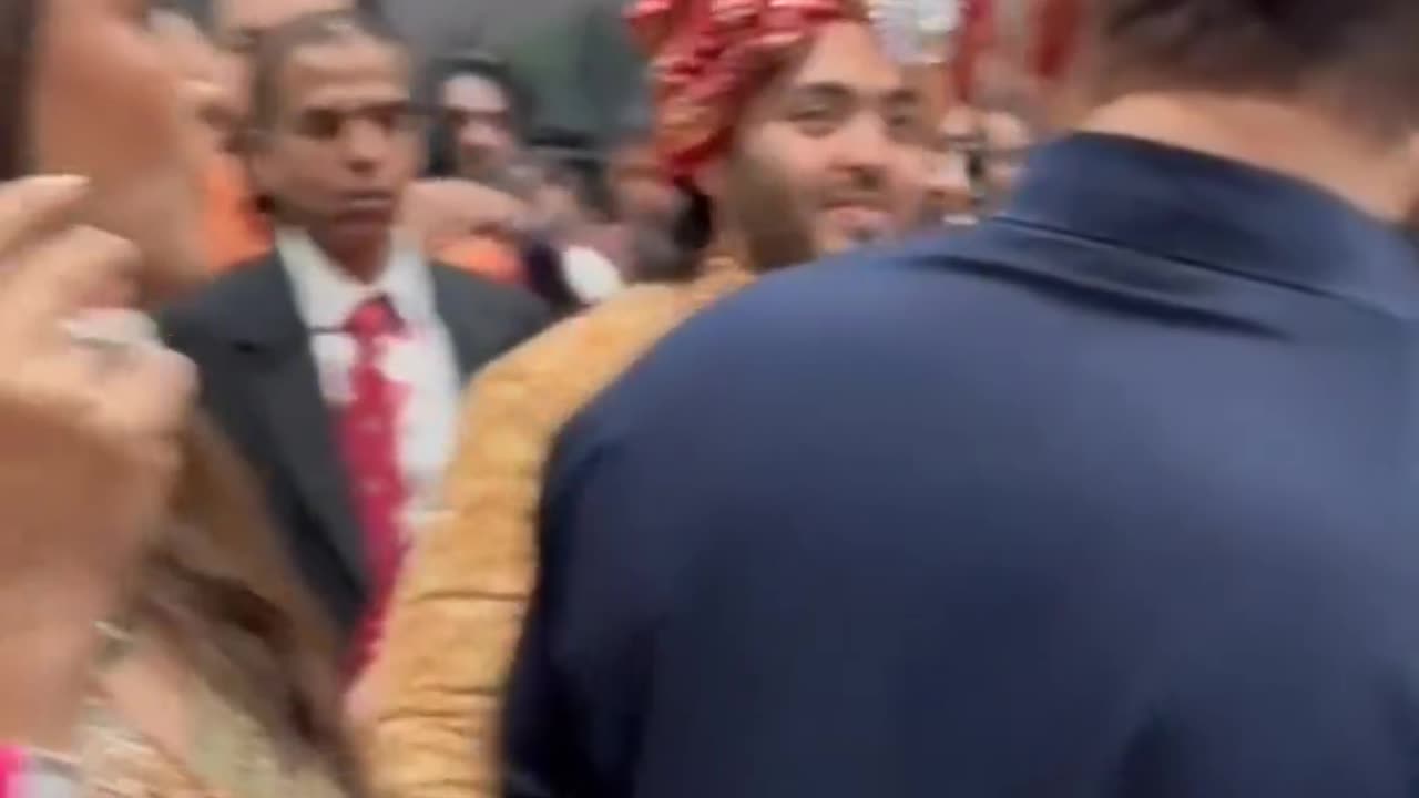 #SalmanKhan dances with #AnantAmbani at the latter's wedding with RadhikaMerchantTrending