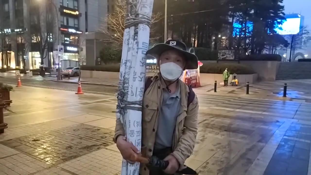 20210328_V3_S02(le6J6X335Vc)구청에서 현수막에 손을_ 항상 무거운 현수막을 메고!