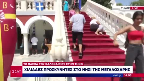 Τήνος Εκανε το σήμα των Γκρίζων Λύκων μπροστά στην κάμερα του ΣΚΑΪ παραμονή Δεκαπενταύγουστου