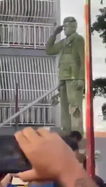 Cae la estatua del dictador
