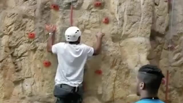 escalando na corda sem a cadeira de rodas