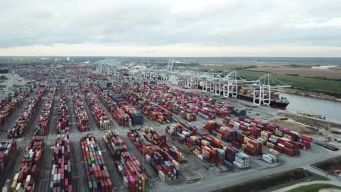 Drone captures US port of Savannah clogged with 80K containers amid supply chain crisis - WATCH