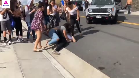 Crazy street fight girls