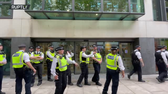 UK: COVID-sceptics scuffle with police, accost MP Gove in London - 19.10.2021