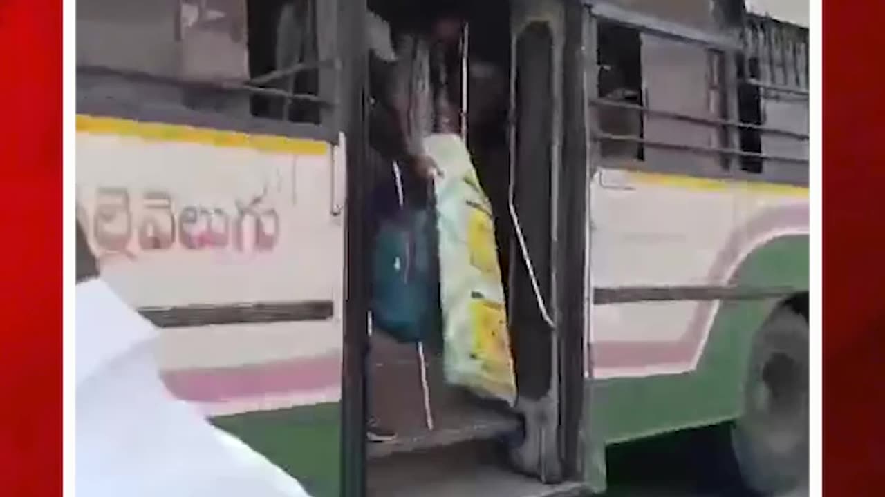 ముందేమో ఎక్స్ప్రెస్.. పక్కకు చూస్తే పల్లెవెలుగు #rtcbus #funnyvideo #express bus #viral | FBTV NEWS