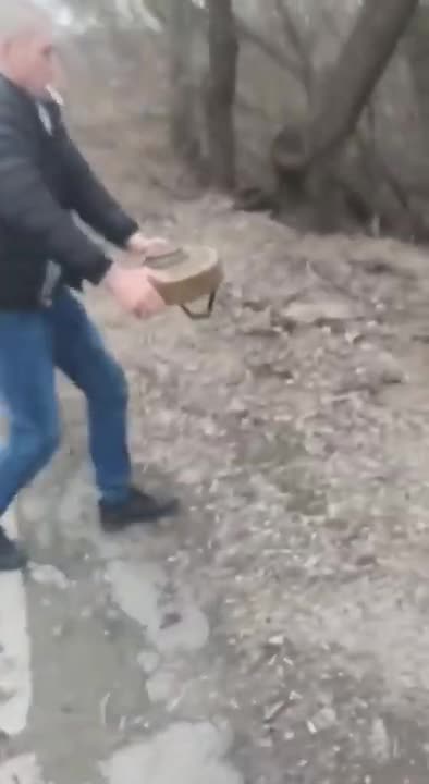 Obychnyi Ukrainian in Berdyansk with his bare hands moves mines into the forest