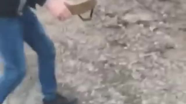 Obychnyi Ukrainian in Berdyansk with his bare hands moves mines into the forest